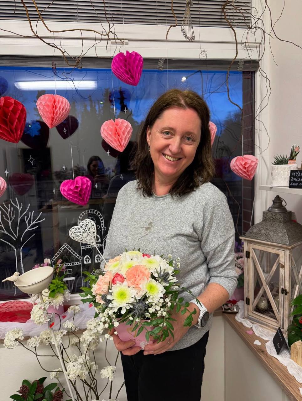 Floristka při práci