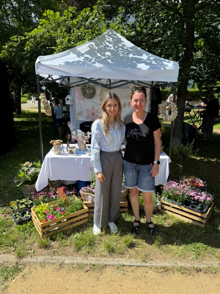 Floristka při práci